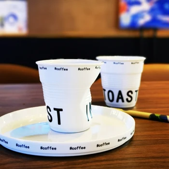 Креативна нерегулярная чашата за кафе с плисирана повърхността на Керамична чаша за мляко, Чаша за вода, Двойка чаши